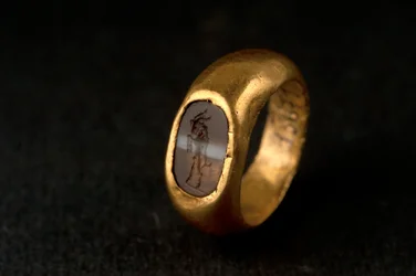 Anel (ouro, calcedônia e ágata)